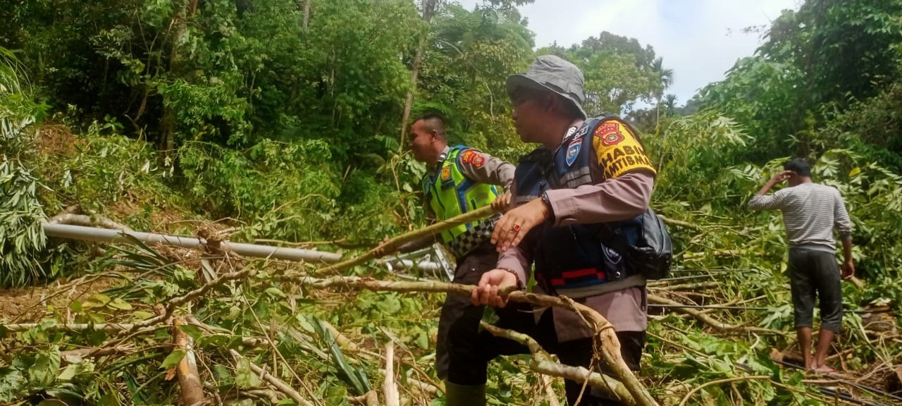 Polisi Bersihkan Lumpur Longsor Di Jalan Takengon-Beutong 