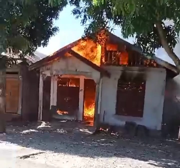 Dua Rumah Ludes Terbakar