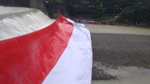 Bendera Merah Putih Raksasa Terbentang Di Irigasi Beutong 