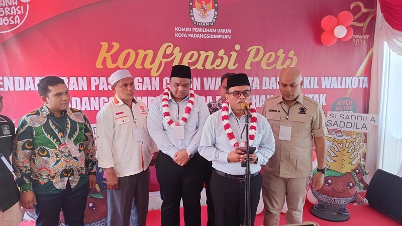 Pasangan Letnan-Pahlevi Daftar Ke KPU Kota P.Sidimpuan