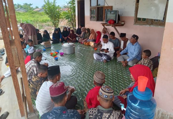 Panti Asuhan Darul Ikhlas Labuhanruku Santap Bubur Asyura