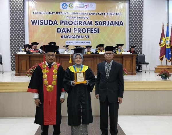 56 Sarjana US Cut Nyak Dhien Diwisuda