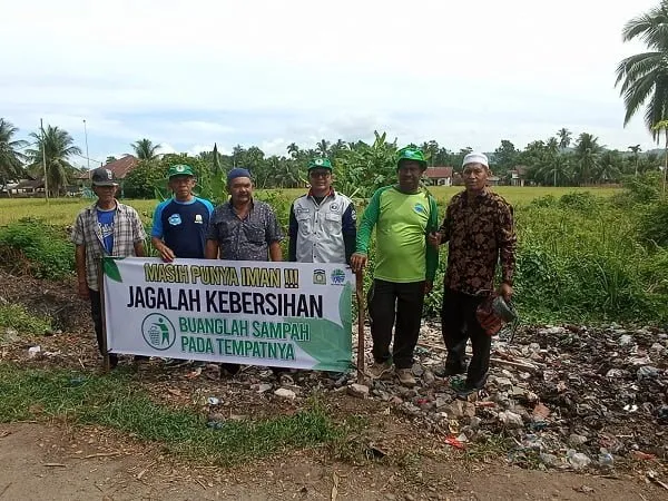 DLH Aceh Besar Bersihkan Sampah Liar Di Lampakuk