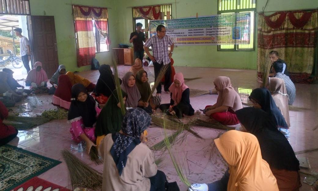PKM Universitas Samudra Kenalkan Aneka Kerajinan Lidi Sawit Ke KWT