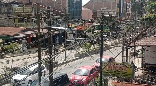 Kabel Semrawut Sepanjang Jalan Veteran Kabanjahe