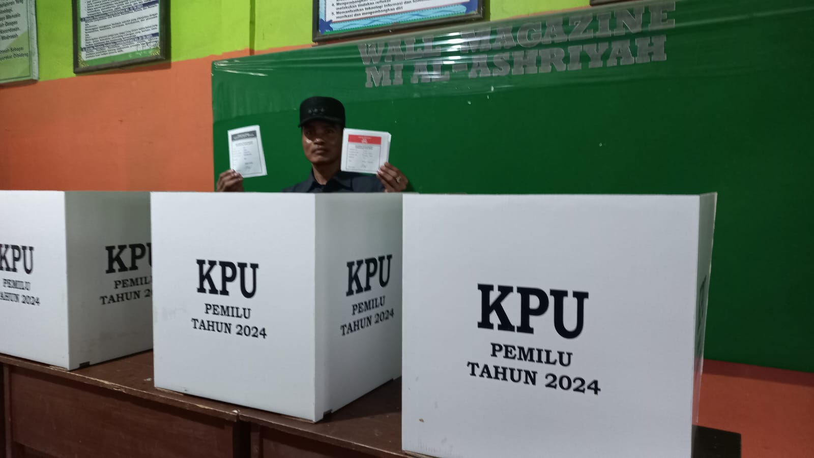 Diguyur Hujan, Pj Wali Kota Langsa Nyoblos Di TPS 22