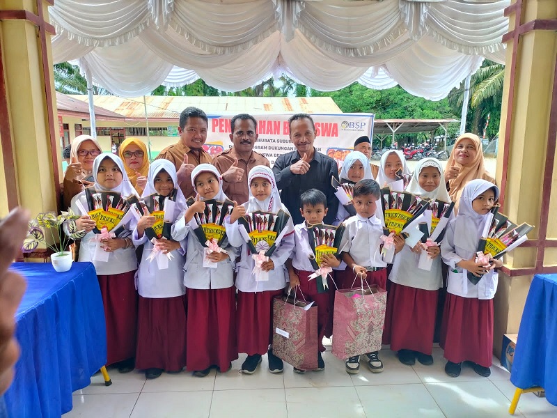 PT BSP Beri Beasiswa CSR Siswa SDN Temen Yeung 