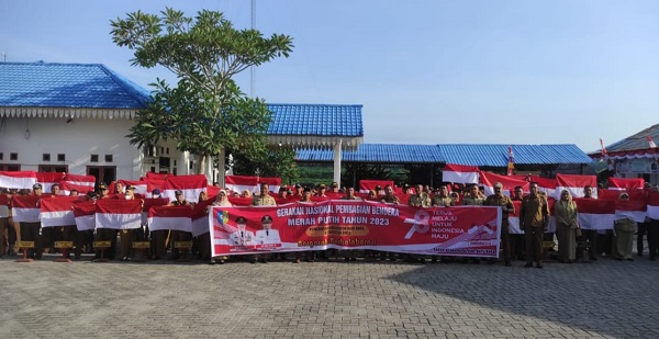 Pemkab Batubara Bagikan Ribuan Bendera
