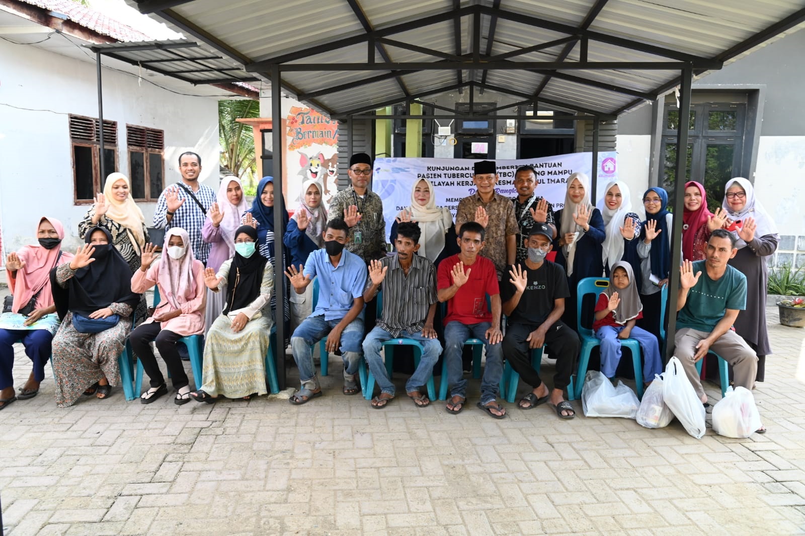 Ketua Persakmi Aceh Bagi Sembako Untuk Penderita TBC