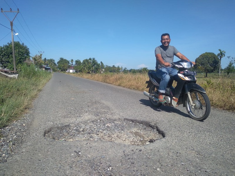 Anies Lalui Jalan Berkubang Di Simalungun, Warga Sampaikan Harapan
