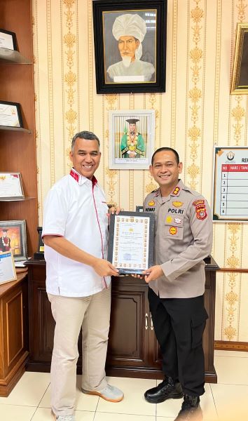 Dongkrak SDM Polisi, Kapolres Lhokseumawe Beri Penghargaan Rektor Unimal