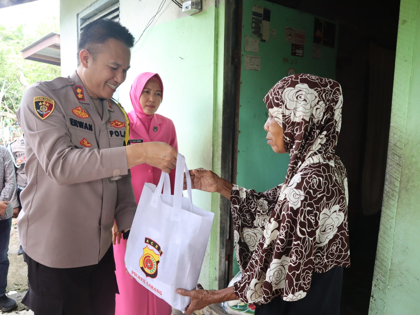 Kapolres Sabang Dan Ketua Bhayangkari Serahkan Bansos Keluarga Tak Mampu