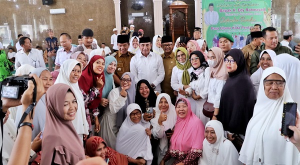 Di Perdagangan, Gubsu Beri Tali Asih Dan 1000 Paket Sembako Ke Duafa Serta Anak Yatim