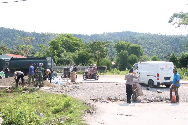 TNI-Polri Gotong Royong Perbaiki Jalan Pelabuhan Balohan Sabang