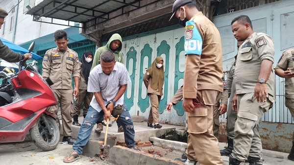 Sat Pol PP Tanjungbalai Bongkar Bangunan Liar