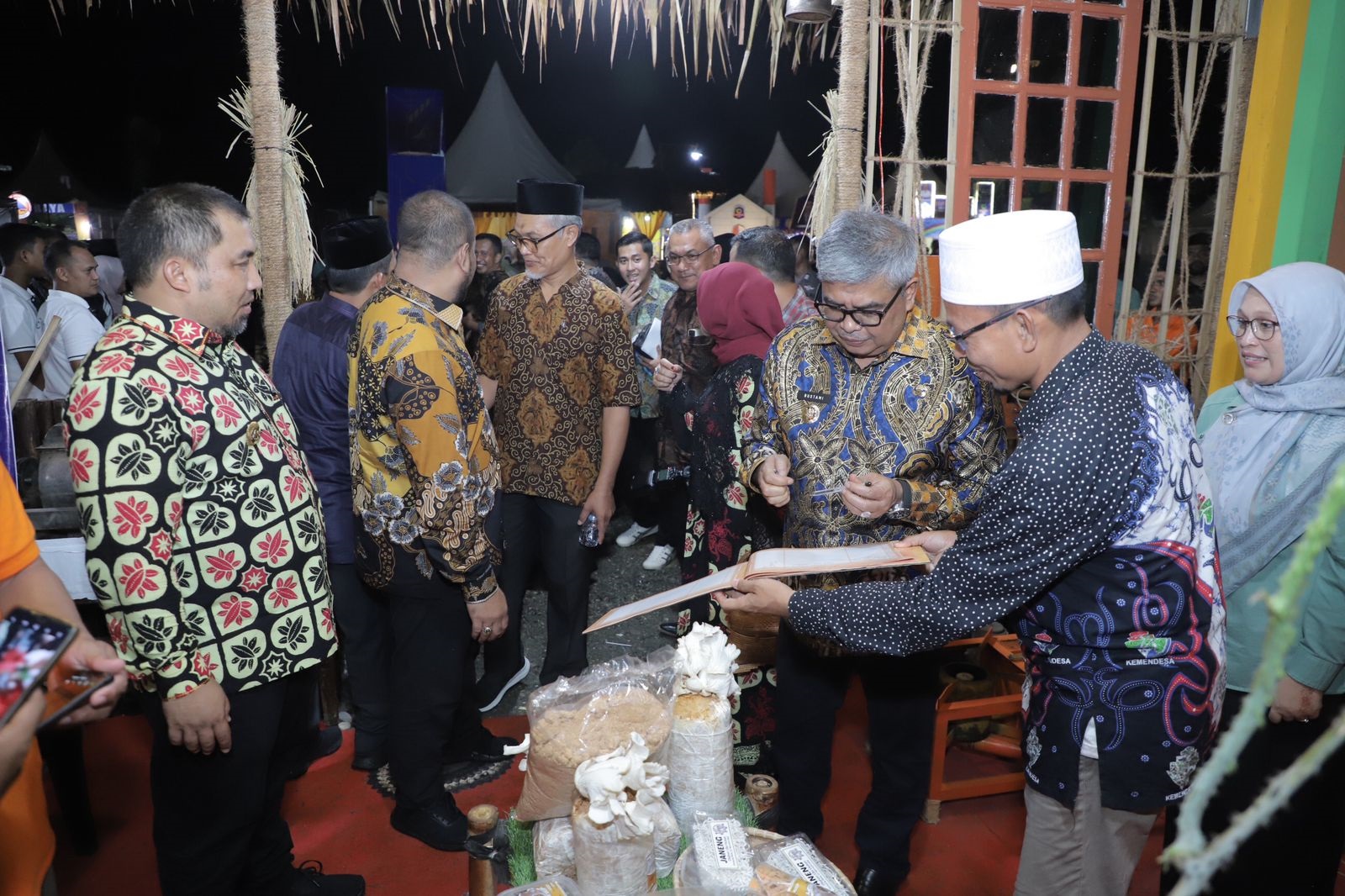 Pj Bupati Dampingi Pj Gubernur Saat Tinjau Stand Aceh Besar Di TTG XXV