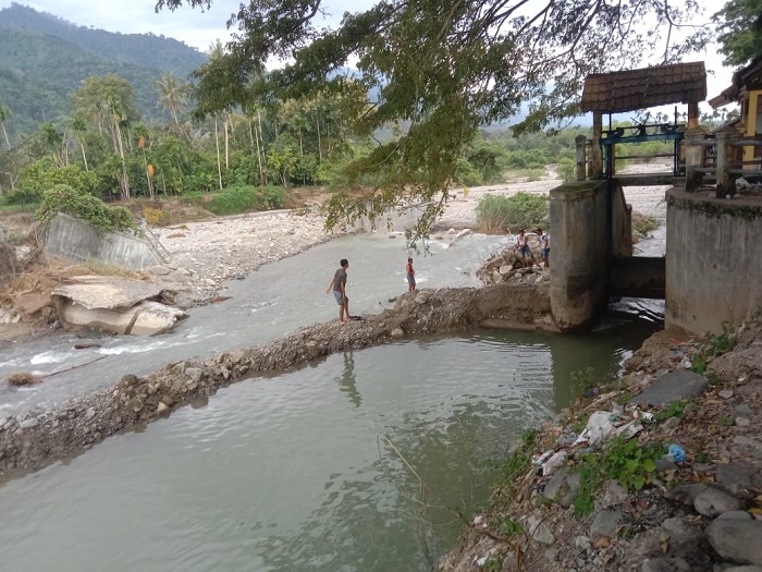 Antisipasi Kekeringan Lahan, Warga Bangun Tanggul Irigasi Darurat