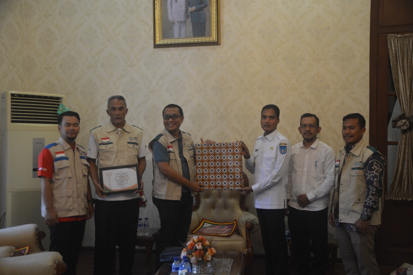 YBM PT PLN UP3 Langsa Salurkan Zakat