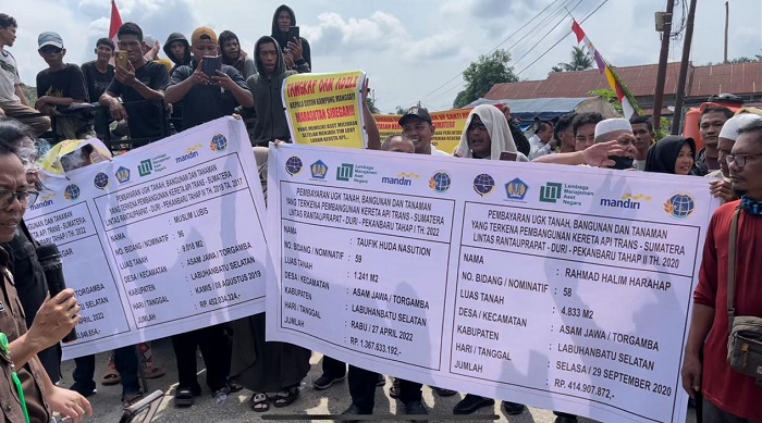 Warga Demo Di Kejari Labusel Laporkan Ganti Rugi Lahan Lintasan KA