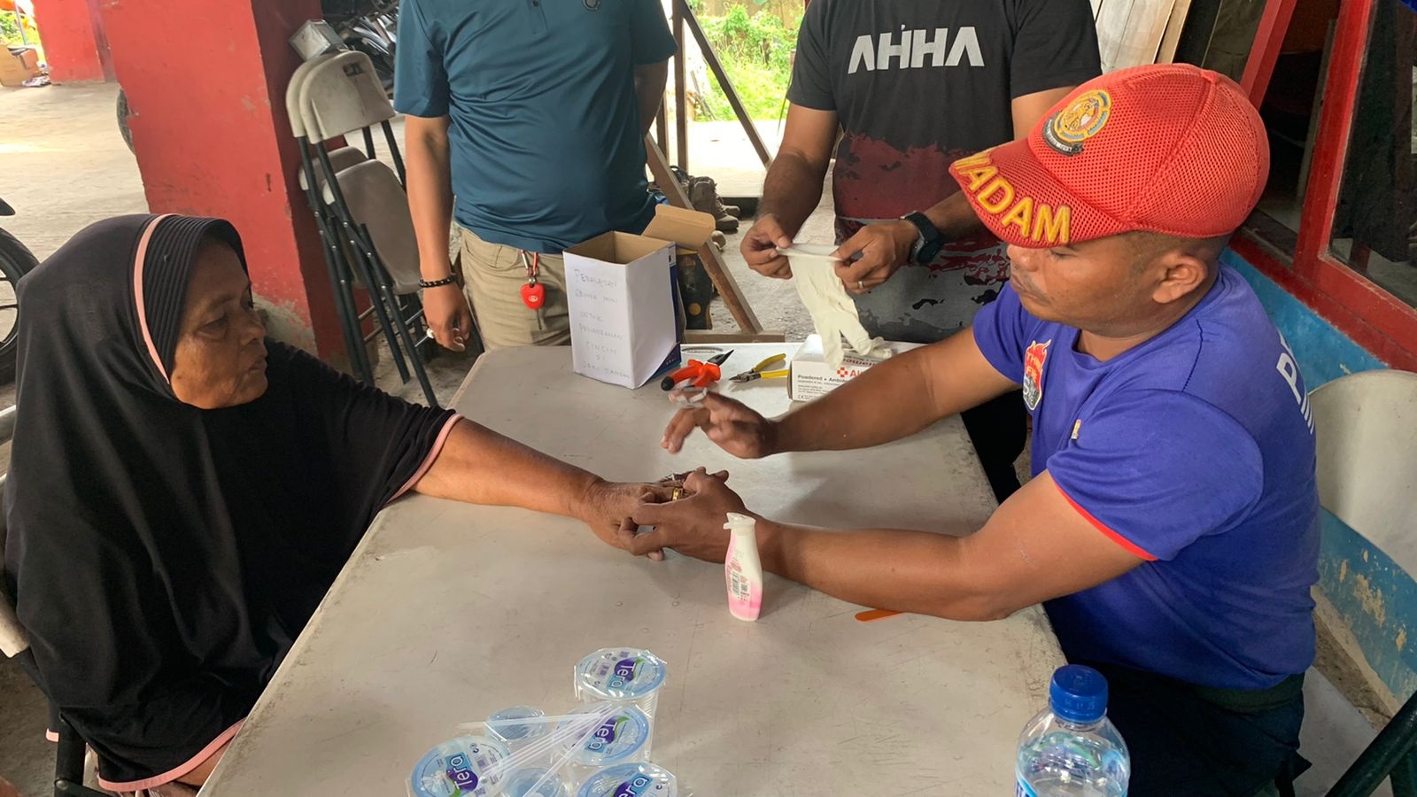 Ibu Syarwani Ke Pos Damkar Untuk Lepaskan Cincin Emas