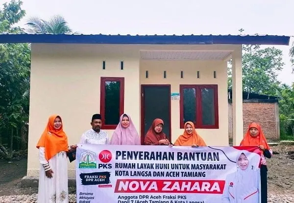 Nova Zahara Serahkan Rumah Bantuan Layak Huni