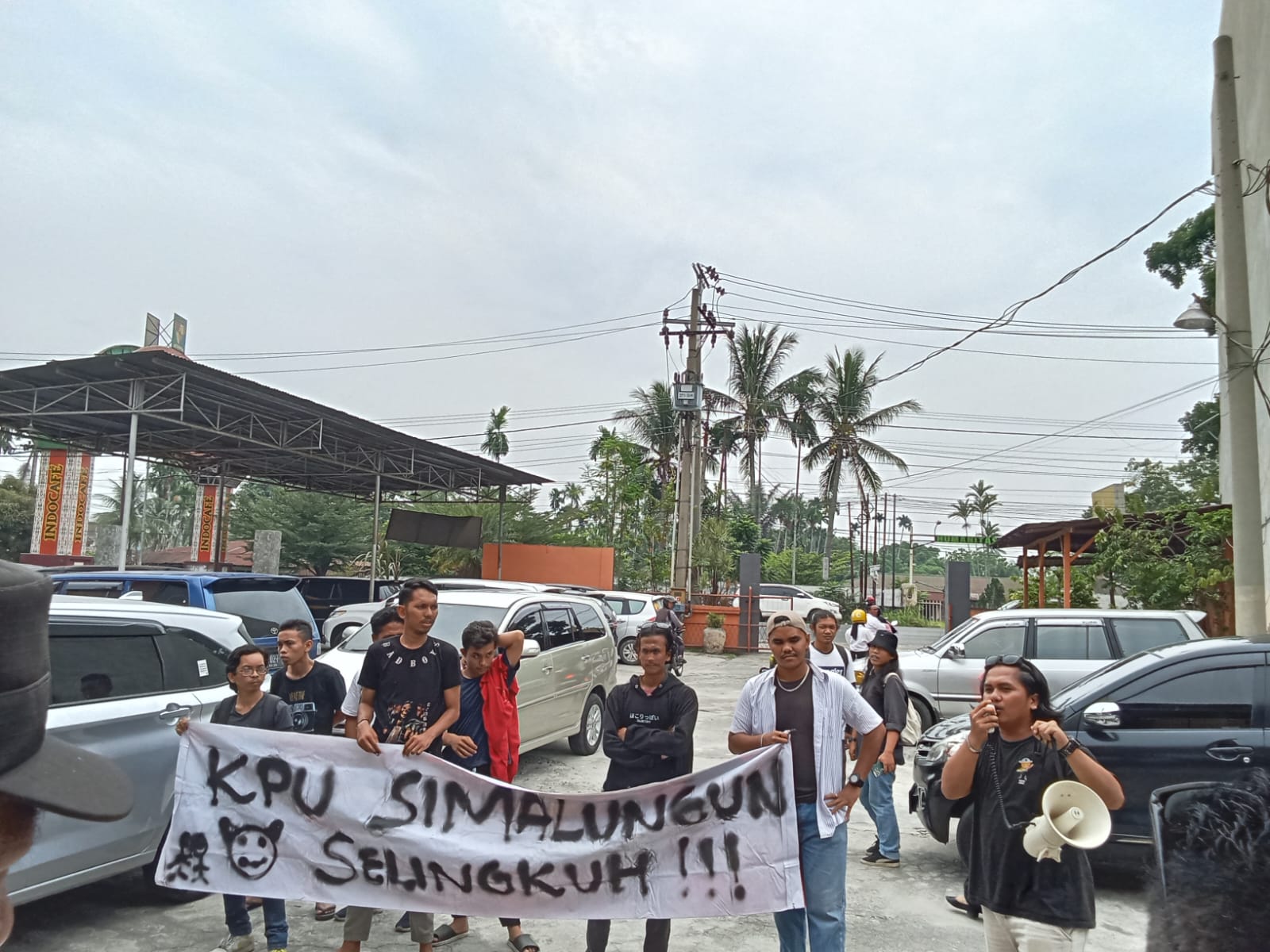 KPU Simalungun Diduga Langgar Kode Etik, Mahasiswa Aksi Unjuk Rasa Di Lokasi Pelantikan PPK