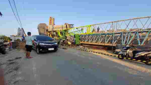 Satu Crane Terbalik Di Jembatan Kuala Langsa