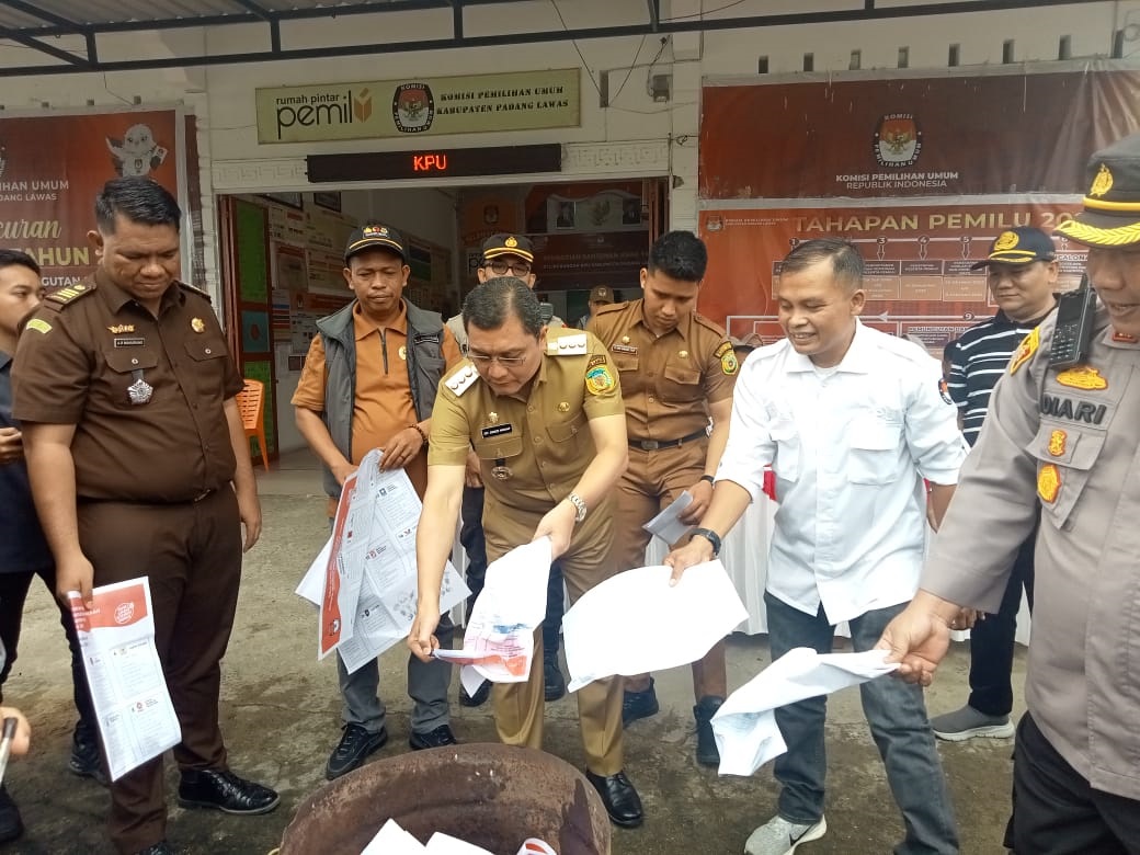 Pj Bupati Palas Musnahkan Dan Lepas Logistik Pemilu 2024