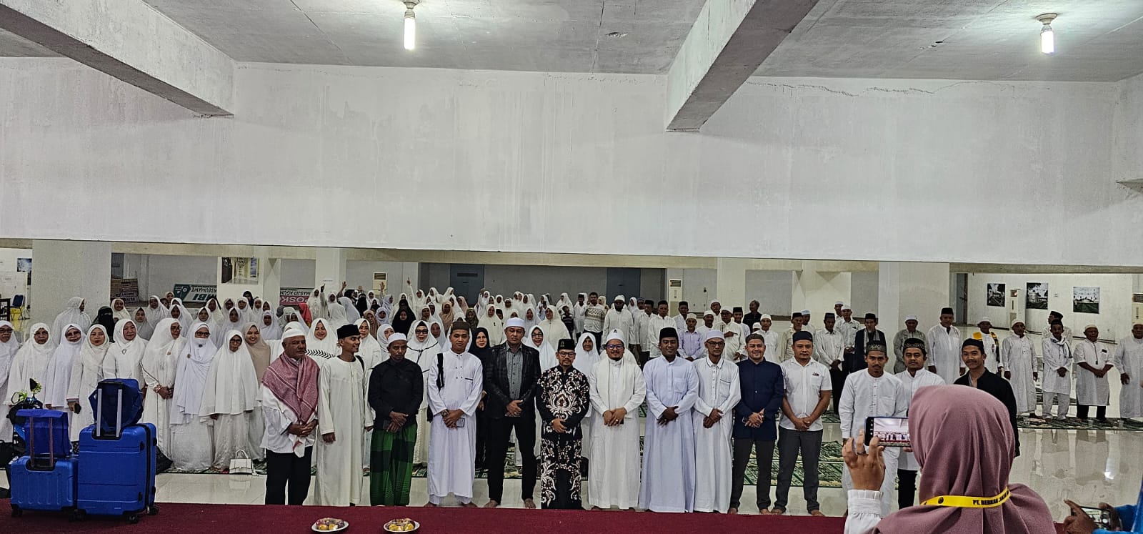 Jamaah Menangis Saat ikuti Manasik Umrah Dibimbing Motivator Nasional