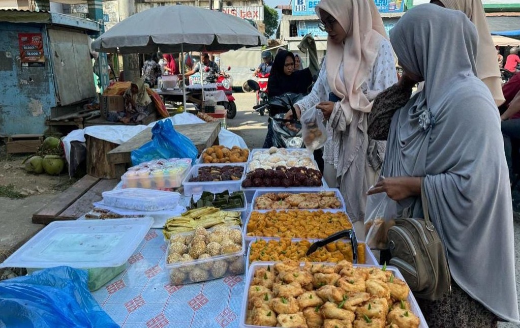 Pasar Takjil Diserbu Pengunjung