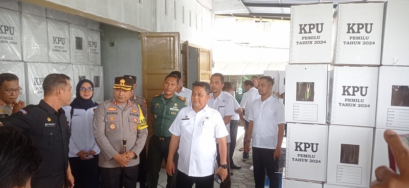 Pj Bupati Aceh Tamiang Tinjau Gudang Logistik Pemilu