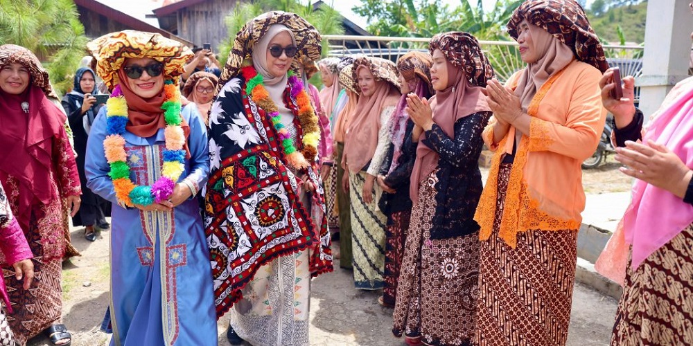 Pj Ketua Dekranasda Aceh Kunjungi Desa Kerajinan Toweren