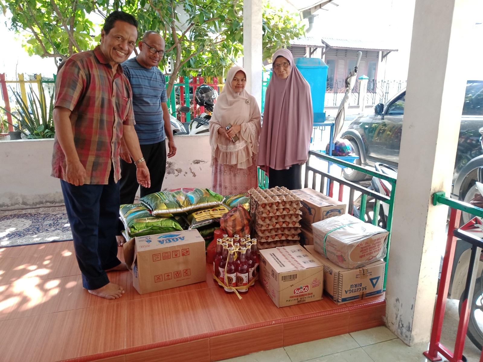 Majelis Taklim Masjid Al Huda Gampong Laksana Serahkan Sembako Untuk Dayah Wakaf Barbate