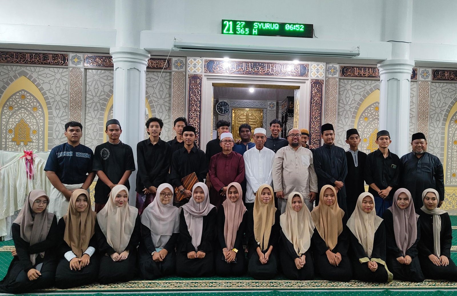 Ketua BKM Al-Hidayah Lantik Panitia Ramadhan 1425 H