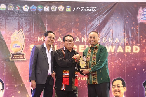 Dinilai Peduli UMKM Dan Perkembangan Ekonomi, Pj Wali Kota Imran Terima SMSI Award
