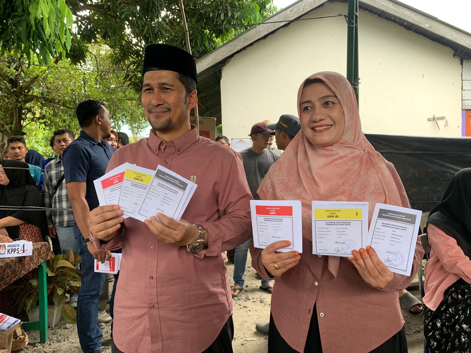 Syakir-Yulia Gunakan Hak Pilih Di TPS 001 Desa Kutacane Lama