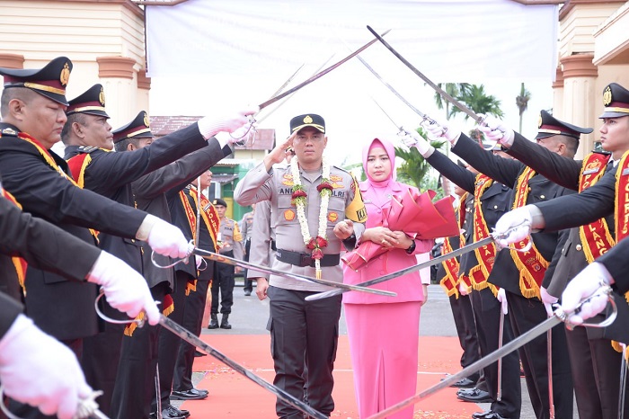 Tradisi Pedang Pora Sambut Kapolres Langsa AKBP Andy Rahmansyah