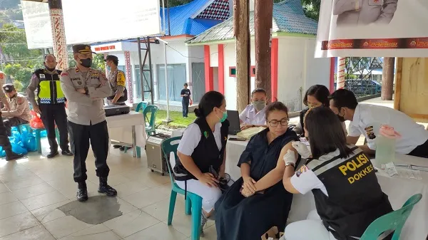 Polres Simalungun Gelar Vaksinasi Massal Dan Berikan Bansos Untuk Lansia