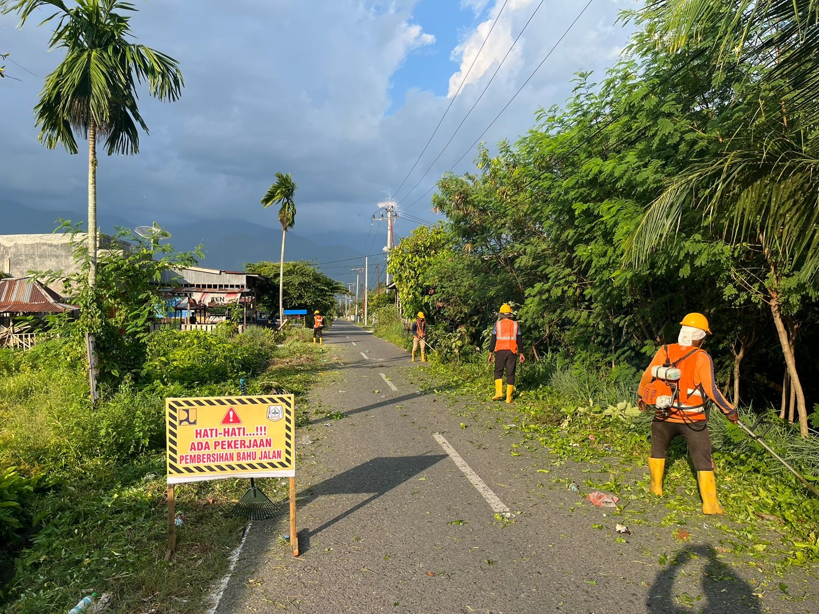 PUPR Agara Bersihkan Rumput Liar Jalan Utama