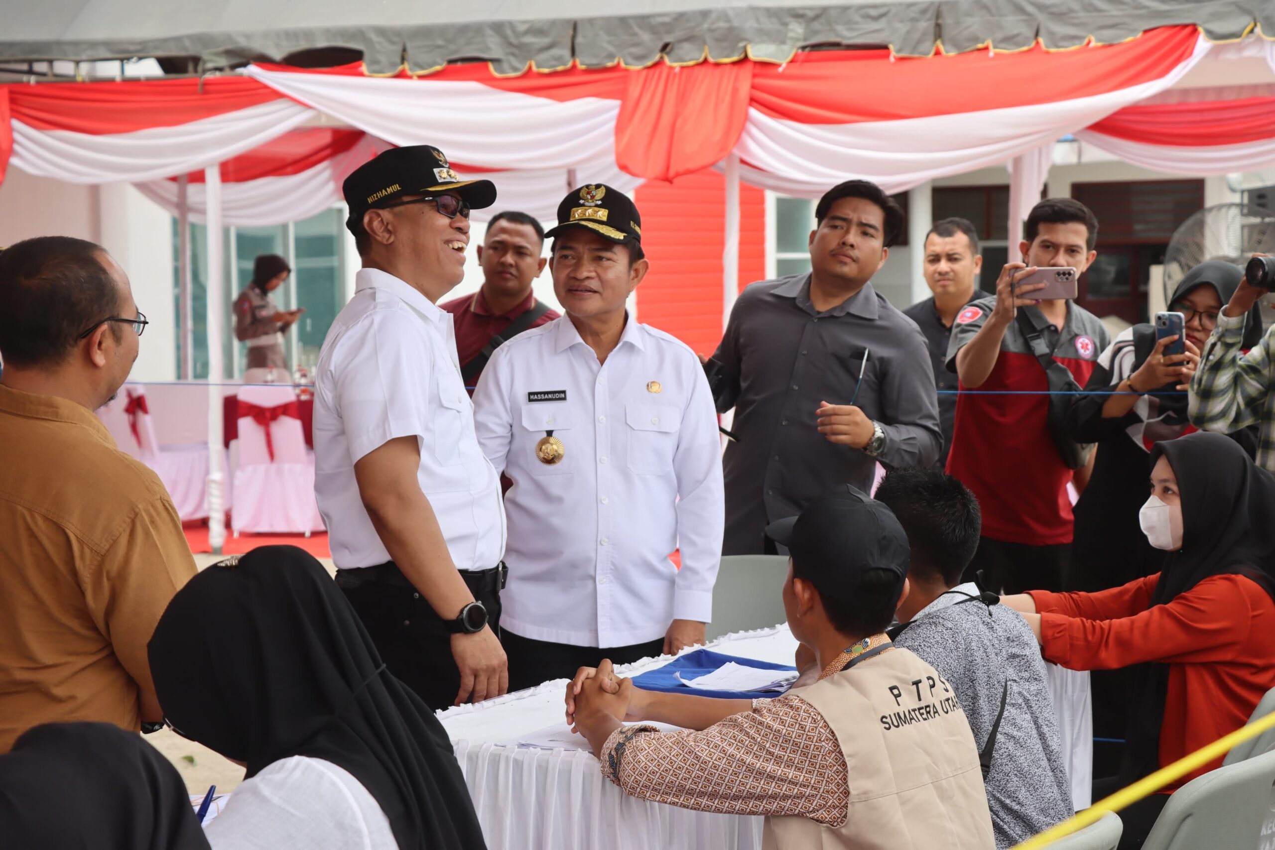 Pj Gubsu Kunjungi TPS Di Kec Airputih Yang Diramaikan UMKM