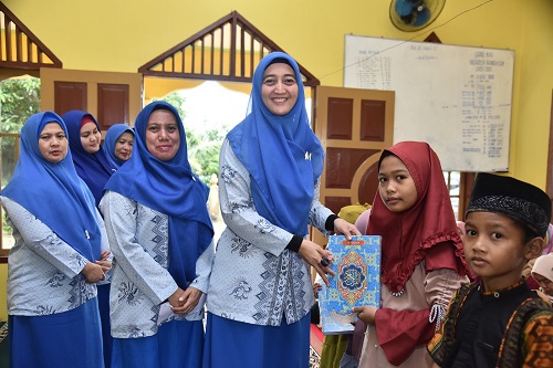 Ny. Maya Serahkan Bantuan Alquran Dan Honor Guru Mengaji