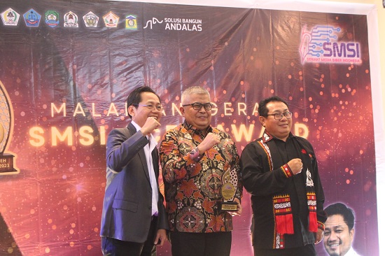 Sekda Aceh Terima SMSI Award 2023 Birokrat Berdedikasi Dan Berintegritas