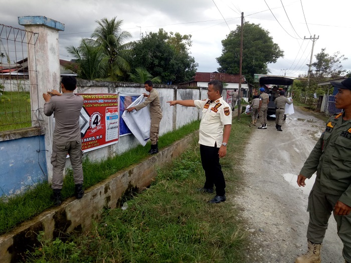 Satpol PP Langsa Tertibkan APK Caleg