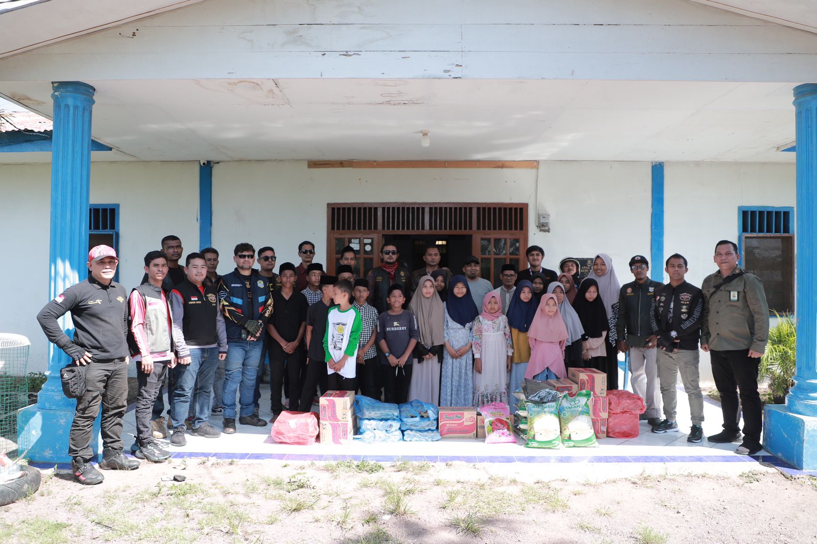 Pj Bupati Salurkan Sembako Untuk Anak Yatim Rumah Singgah Bumi Moro