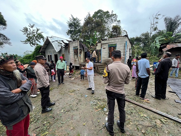 Rumah Tertimpa Pohon Kemiri Tumbang Dihempas Puting Beliung, 1 Tewas 1 Luka