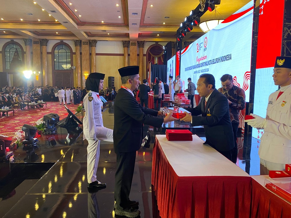 Pj Bupati Agara Terima Duplikat Bendera Pusaka