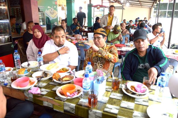 Pj Bupati Aceh Besar Bersama Mendes Makan Siang Di Warung Rakyat