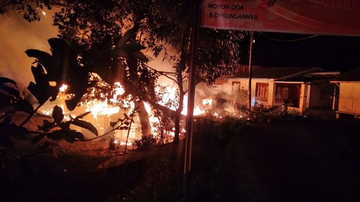 Dua Rumah Warga Ludes Terbakar