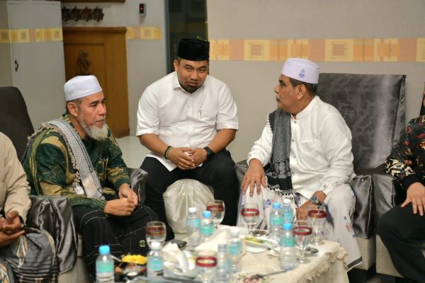 Pj Bupati Iswanto Antar Ulama Aceh Besar Berangkat Umrah