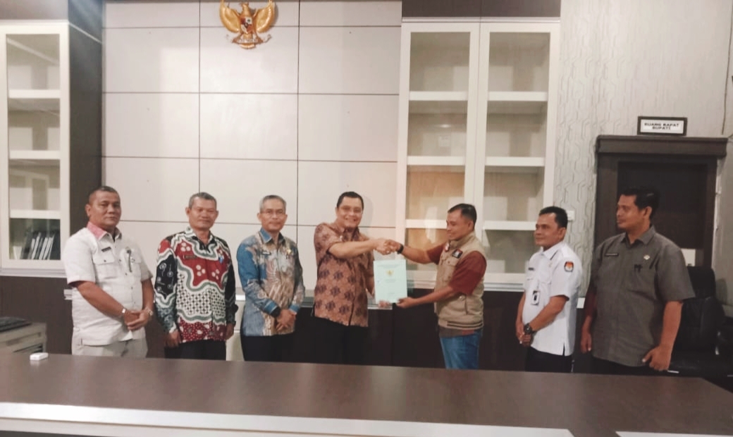 Pj. Bupati Palas Serahkan Surat Tanah Kantor KPU